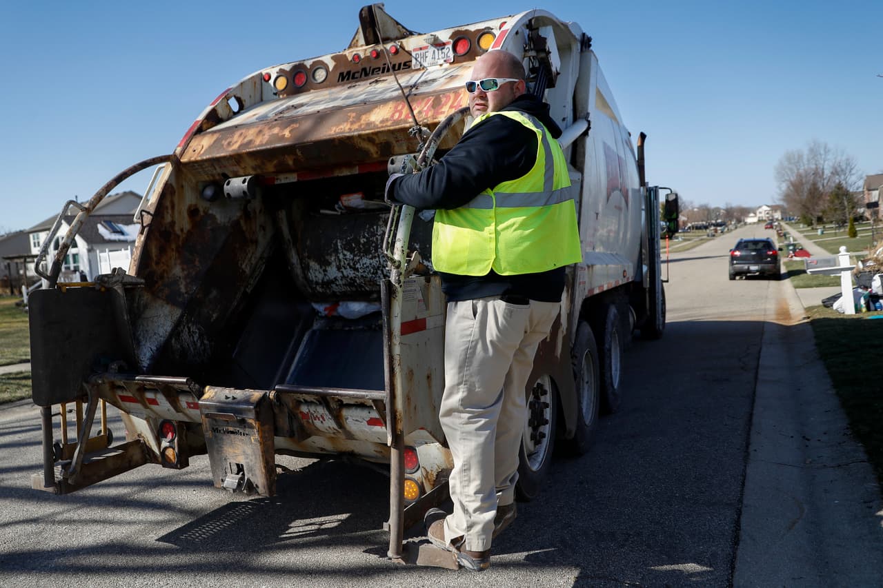 <b>Puesto 5. Colectores de residuos y materiales reciclables. </b>Estos trabajadores desarrollan su jornada laboral agarrados de un camión de grandes dimensiones y cercanos a sus mecanismos compactadores o trituradores. Están expuestos a accidentes de carretera y están en contacto con materiales contaminantes que pueden acarrear enfermedades. La tasa de mortalidad de este oficio es de 35 por cada 100,000 trabajadores. En 2017, 30 de estos ellos perdieron la vida por incidentes asociados a su trabajo.