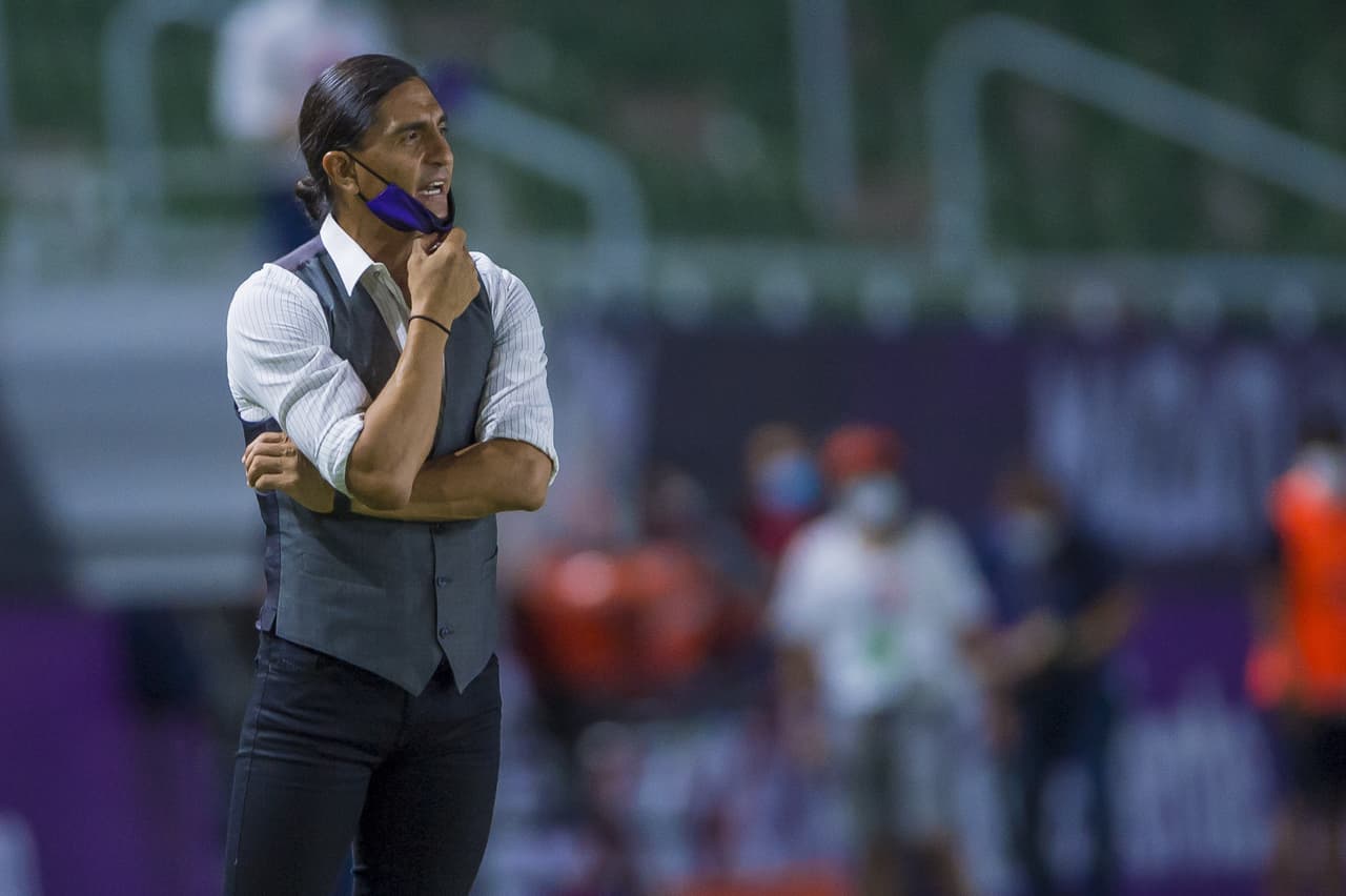 Francisco Palencia dando instrucciones durante el partido.