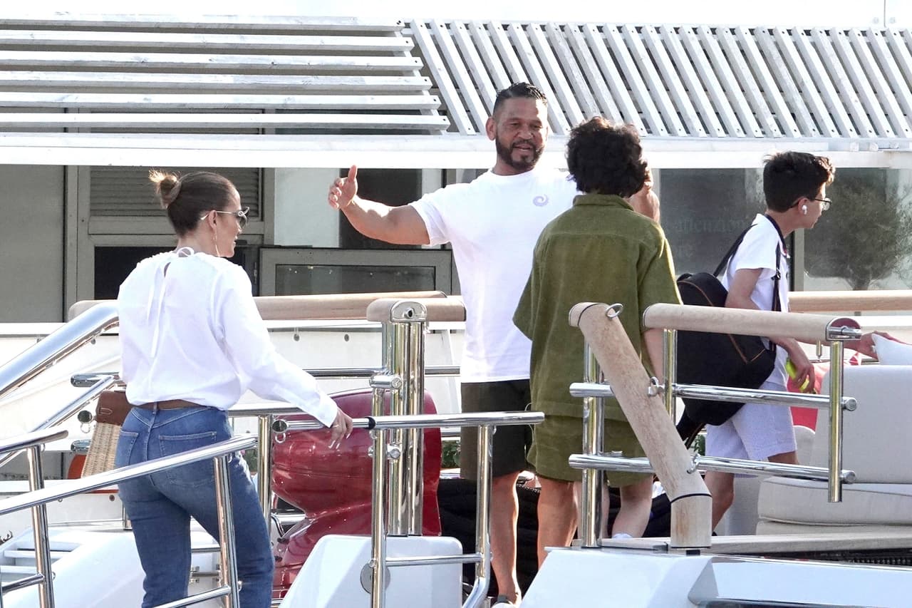 El 28 de julio, ya sin Ben y sus retoños, la protagonista de 
<a href="https://www.vix.com/es-es/detail/video-4173568?utm_medium=internal_referral&utm_source=univision&utm_campaign=breaking_news&utm_content=ed_entertainment&utm_term=slideshow" target="_blank">Experta en Bodas, que puedes ver gratis aquí en ViX</a>, y sus hijos llegaron a Nápoles, Italia, donde realizaron un paseo en yate. 
<br>