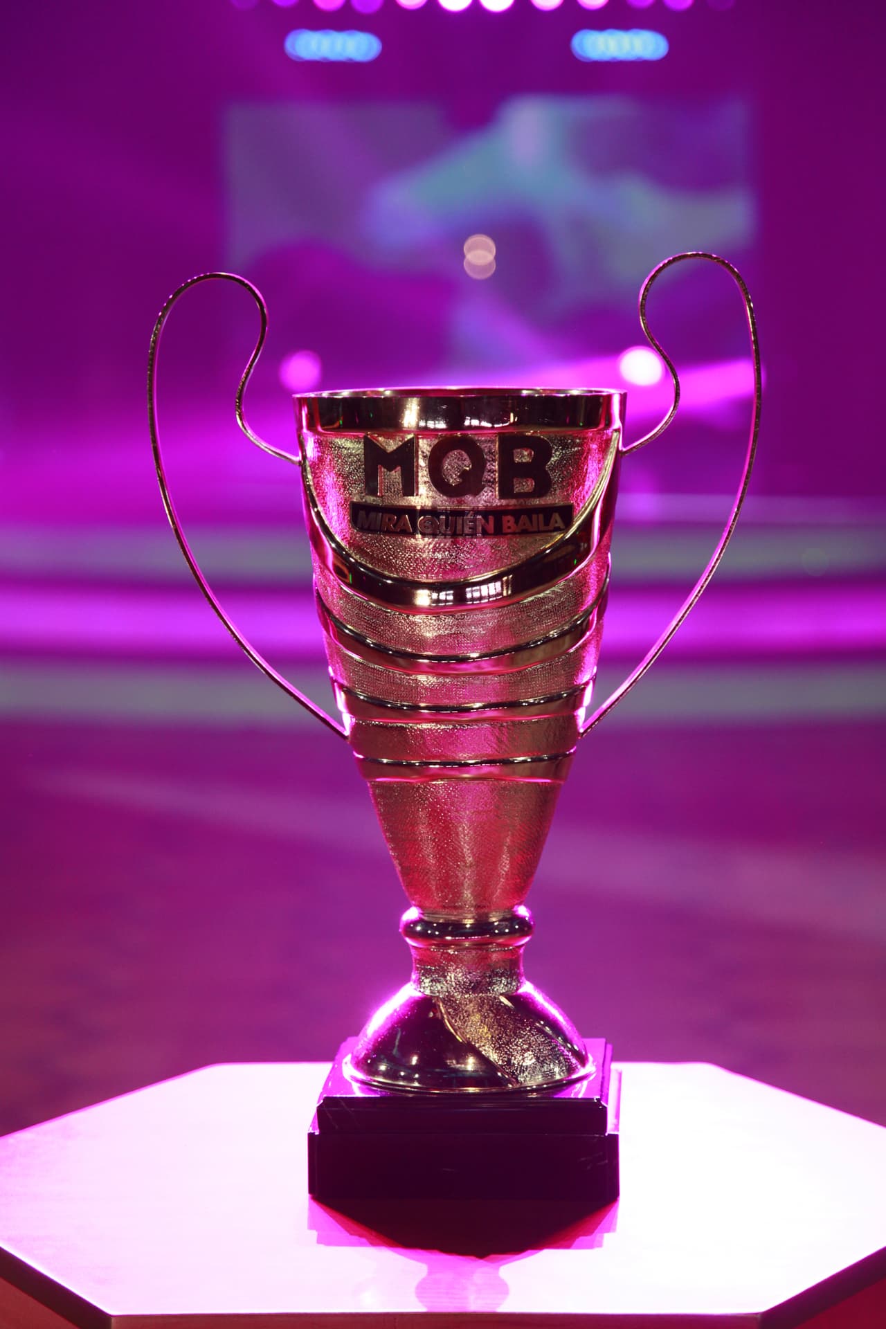 En el capítulo final de la gala de baile la primera en salir al escenario fue la copa que se llevaría el ganador o la ganadora de Mira Quién Baila