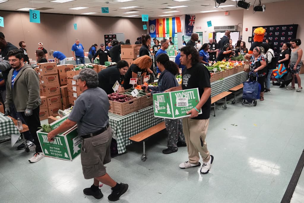 Exjugadores del Miami Heat entregan alimentos en Hollywood 