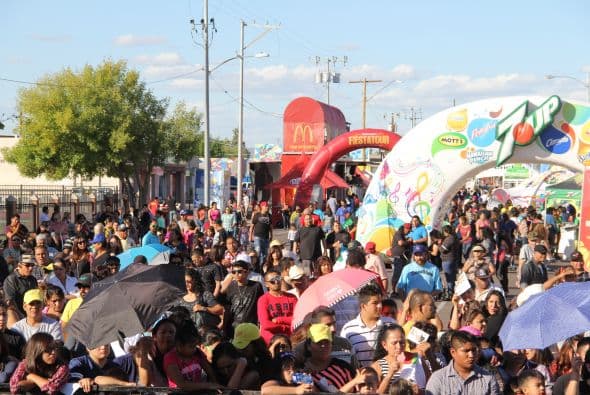 “ Los Canarios de Michoacán” pusieron a bailar a cientos de Arizoneneses en los Latin Grammy Street Parties en Phoenix, quienes no pudieron resistirse al carismático grupo de música regional mexicana, su sonido único del arpa y a sus conocidos sencillos. 