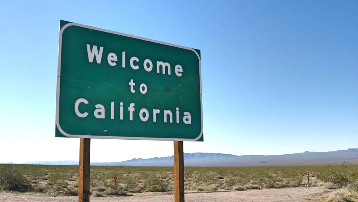 Señal en el límite fronterizo entre Nevada y California en la ruta 95.