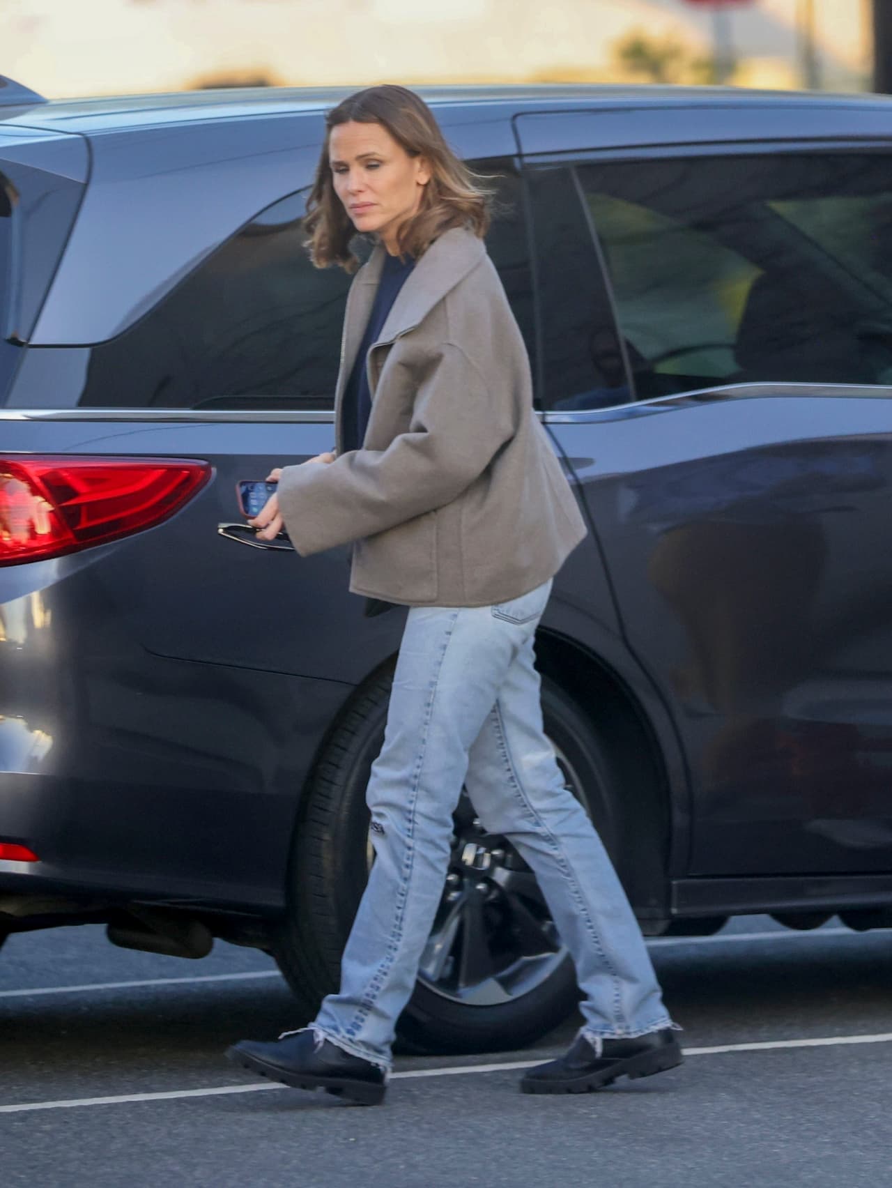 Su exesposa vestía una chaqueta gris, jeans y un par de mocasines. 
<br>