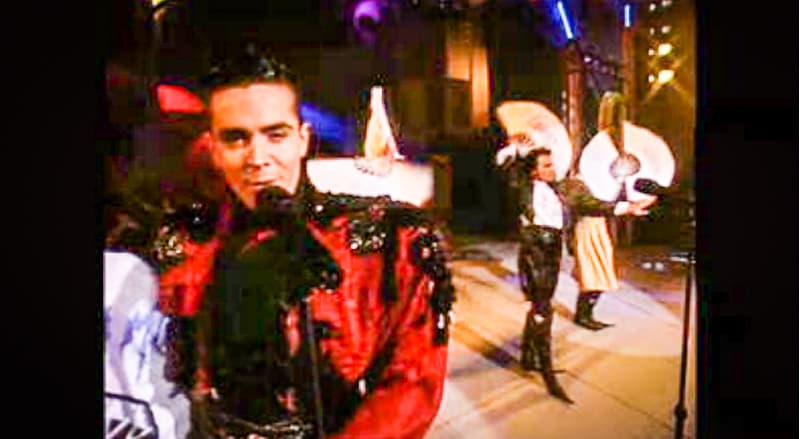 Abanicos gigantes bailaban en el aire para dar inicio al show. Con un vestuario colorido y elaborado los integrantes de Locomía se apoderaban del escenario.