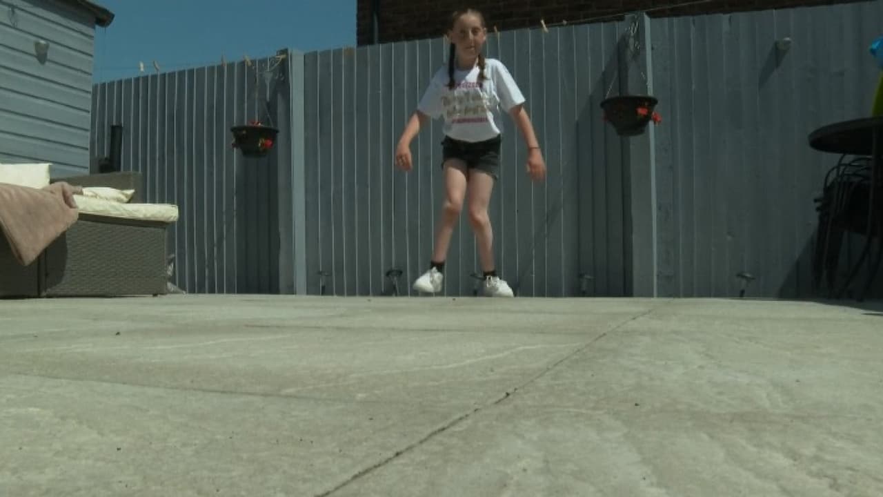 <b>Los médicos le dijeron que no podría caminar, pero esta niña sorprendió a todos con sus primeros pasos. | </b>Ffion Laverick usaba silla de ruedas, tras quedar paralizada por dos derrames cerebrales cuando era bebé. Pero desafiando todos los pronósticos, caminó por primera vez a sus once años, durante el encierro por la pandemia en Cardiff, Reino Unido.