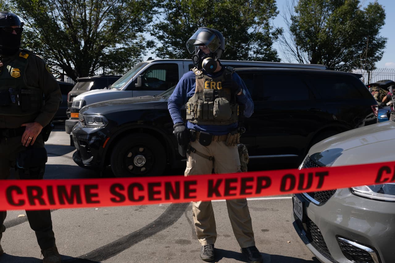 La mujer que recibió el disparo 
<b>era ciudadana estadounidense y portaba un arma semiautomática</b>, según la portavoz del DHS, Tricia McLaughlin, quien añadió que la mujer había sido mencionada en un boletín de inteligencia de Aduanas y Protección Fronteriza (CBP) la semana pasada por divulgar información personal de agentes federales.