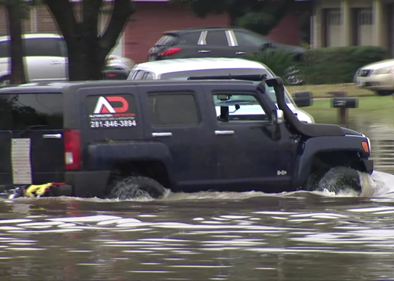 Acumulación de agua cerca a la intersección de la carretera 59 y West Bellfort.