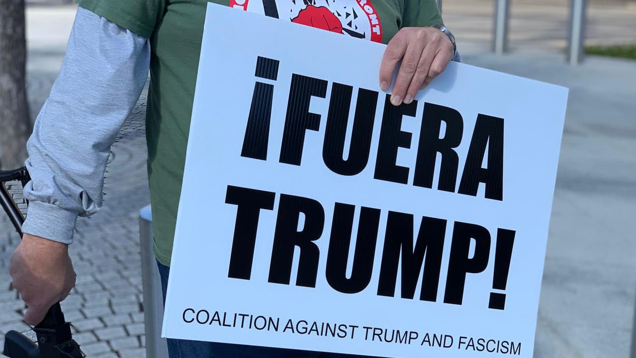 Exigen la renuncia del legislador texano a quien acusan de incitar a la violencia en el Capitolio el miércoles tras unirse a varios senadores que votaron a favor de la objeción de los votos electorales.