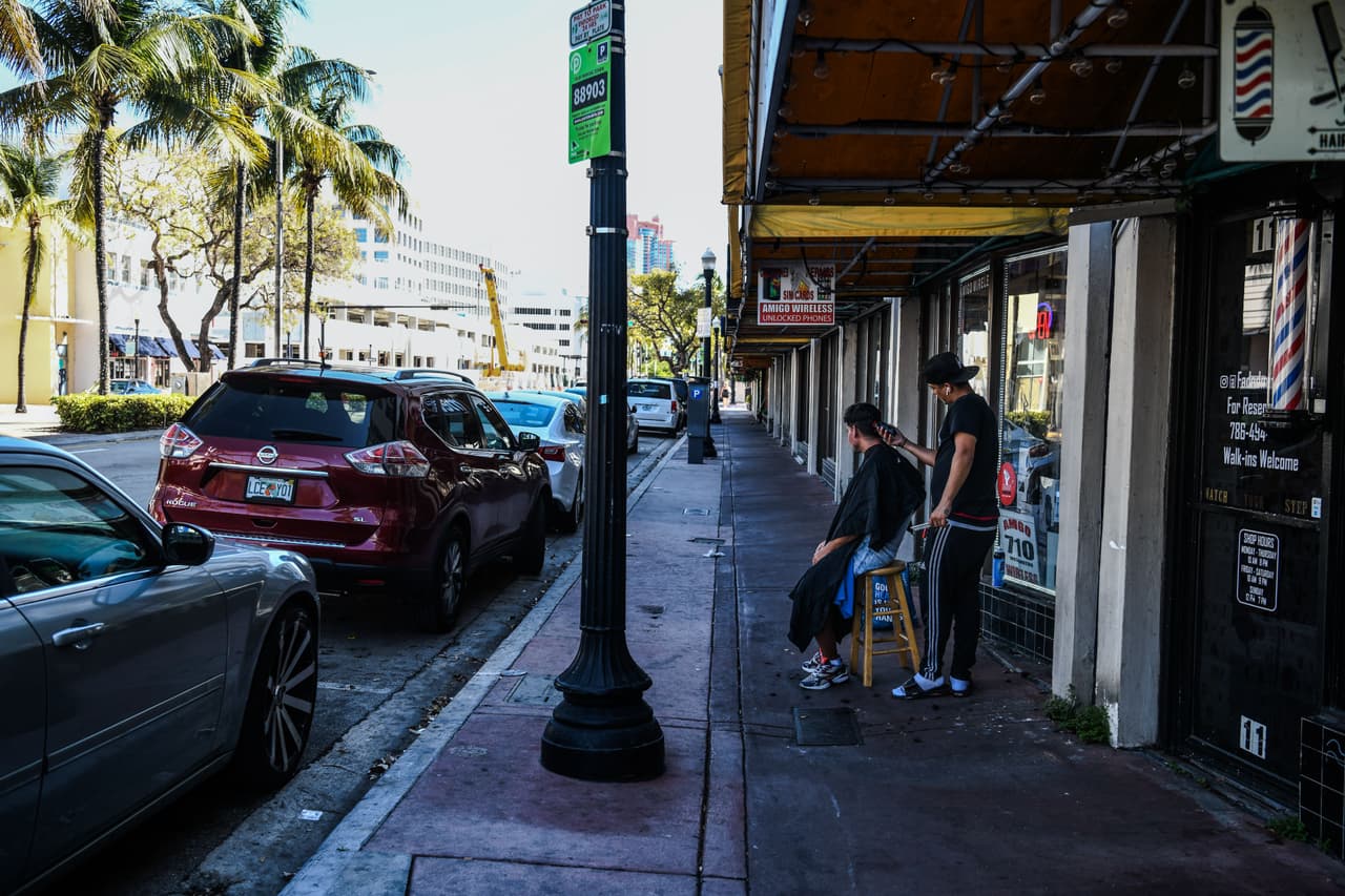 Las peluquerías y salones de belleza también fueron cerrados, por no ser negocios esenciales. En esta foto cuando todavía se permitía atender a algunas personas manteniendo la distancia social.