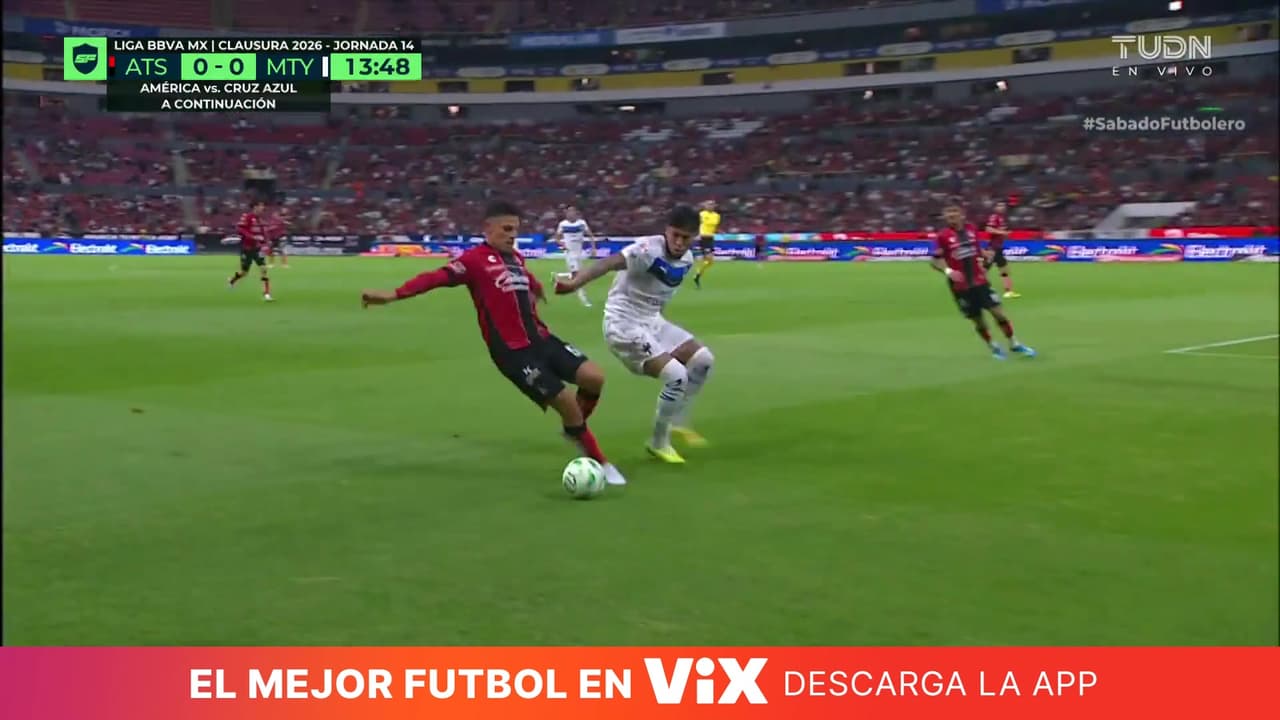 ¡Atlas se quedó a nada de marcar, Diego González manda el esférico por un costado!
