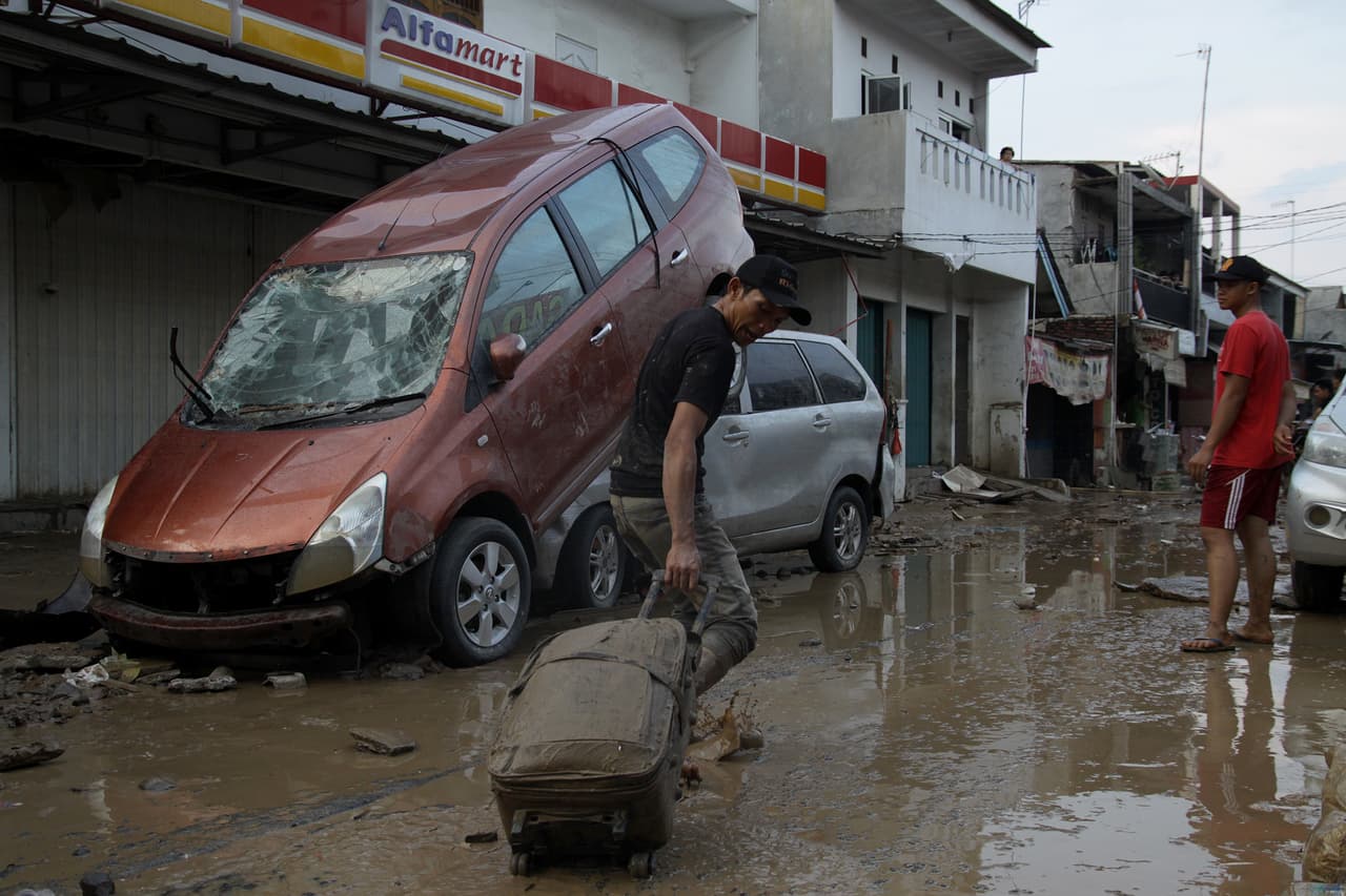 Bekasi fue una de las ciudades más golpeadas, con las calles cubiertas de lodo y autos y casas devastadas por las crecidas.