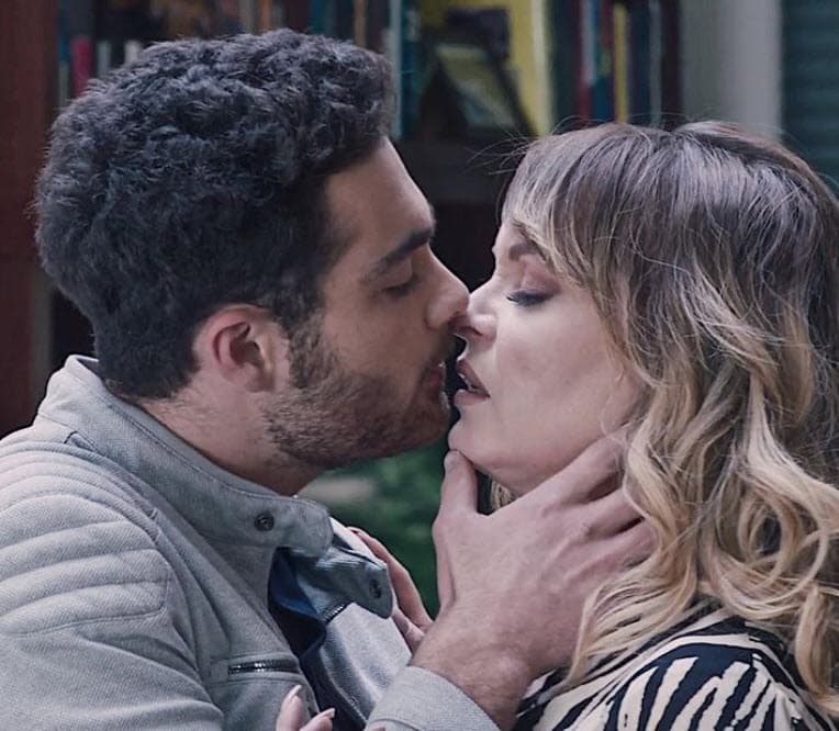 Pero Gonzalo, hijo de Mayrín en la trama, papel interpretado por Carlos Said, se enamora de Fedora (Gaby Spanic), la mejor amiga de Alicia.
<br>