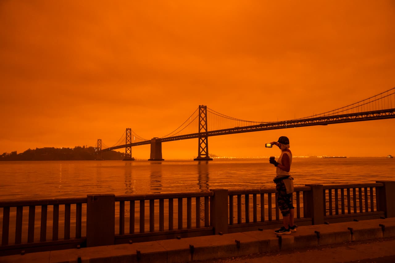 <b>El cielo rojo de la Costa Oeste (9 de septiembre).</b> El humo opaca el firmamento de la ciudad de San Francisco, un fenómeno que se repitió en otras ciudades durante la intensa temporada de incendios. Los estados de California, Oregon y Washington sufrieron en 2020 fuegos forestales históricos, que ardieron más rápido y en mayor superficie que nunca. 
<a href="https://www.univision.com/noticias/sucesos/fotografias-interactivas-el-antes-y-despues-de-la-devastacion-que-dejan-los-incendios-en-la-costa-oeste"><u>Vea aquí las fotografías interactivas del antes y después de la devastación que dejaron los incendios en la Costa Oeste.</u></a>
<br>
