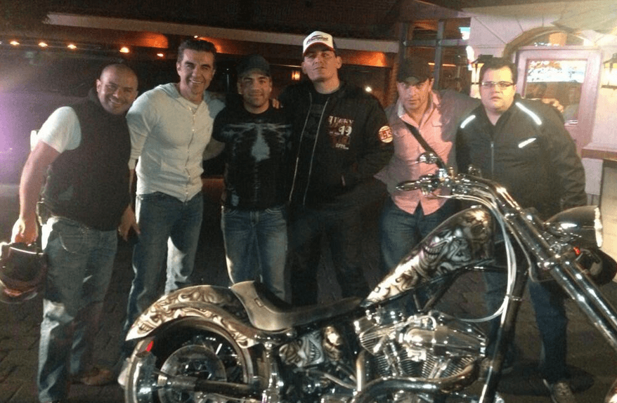 En sus ratos libres aprovecha para andar en motocicleta.