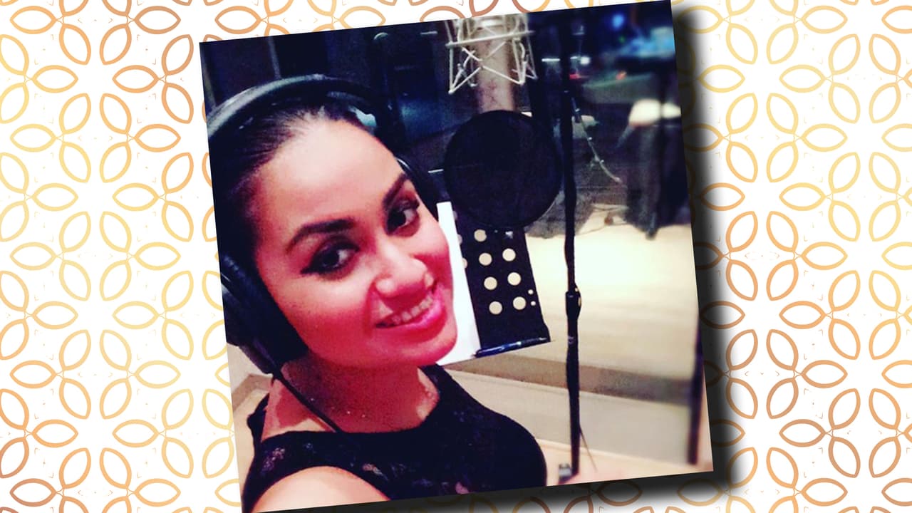 Mucho ha pasado desde que Shakira lanzó 'Pies Descalzos'. Y más ha pasado desde que tenía el cabello oscuro. Lluvia nos recuerda a esa Shakis. Desde las audiciones nos enamoramos de la voz de Lluvia. Sabemos que va a llegar lejos en la competencia. ¿No te gustaría verla cantar algo de Shakira al estilo regional mexicano? Para ti, ¿en qué se parecen estas dos?