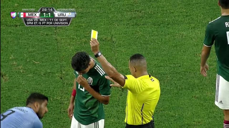 Tarjeta amarilla. El árbitro amonesta a Luis Suárez de Uruguay