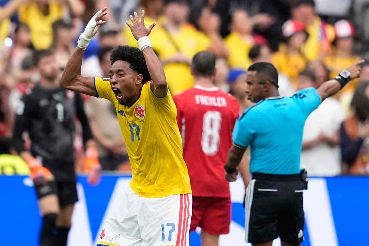 El colombiano Johan Mojica reacciona durante el partido de octavos de final de la Copa del Mundo entre Suiza y Colombia en Vancouver, Columbia Británica, el martes 7 de julio de 2026.