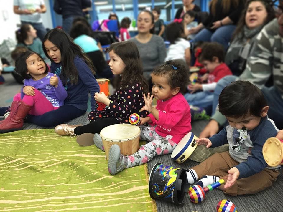 ‘Son Chiquitos' es un programa comunitario gestado dentro de la escena del Son Jarocho en Chicago, la cual desde mediados de la década de los 90 encontró tierra fértil en el barrio de Pilsen.