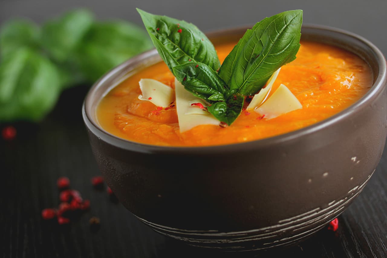 <b>Crema de calabaza. </b>Aprovechando que es temporada de calabazas, puedes sorprender a tus invitados preparando una crema de calabaza con caldo vegetal, en vez de pollo.