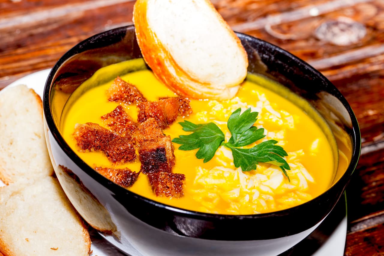 Dado que los 'croûtons' darán textura, lo más conveniente es agregar especias que sirvan para dar aroma también y completar la deliciosa experiencia.