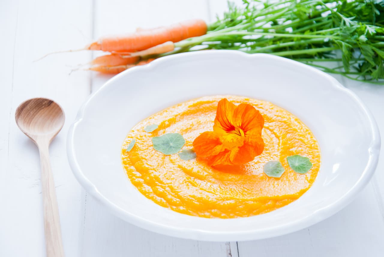 ¡La presentación es lo que cuenta! Puedes agregar más zanahoria para darle consistencia y un par de flores comestibles para darle un toque 'gourmet'