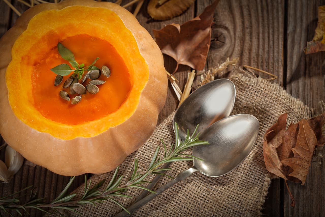 De 'haute cuisine' lucirá tu sopa si la sirves dentro de una calabaza. ¡A tus invitados les encantará!