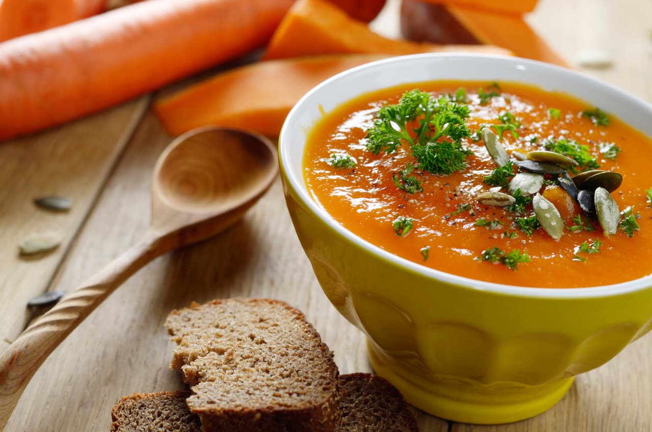 La calabaza también combina con un par de hojas de perejil y semillas.