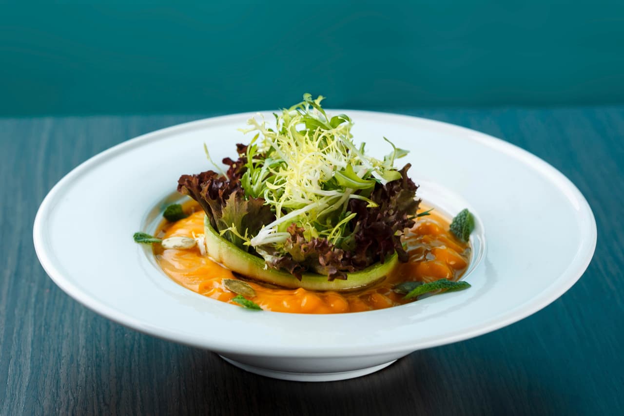 ¡Entre más hierbas, mejor! Lechuga, col morada: cualquier elemento aromático es bienvenido.