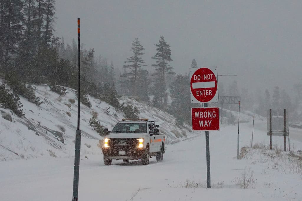 Meteorólogos advirtieron que el riesgo de 
<b>inundaciones repentinas y desprendimientos de rocas</b> continuaría. Se cancelaron decenas de vuelos que entraban y salían del aeropuerto de San Francisco.