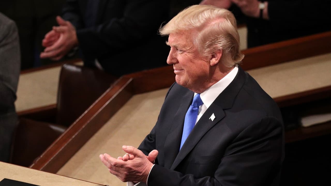 Hispanos residentes en Miami ven con desconfianza el plan de inmigración del presidente Trump