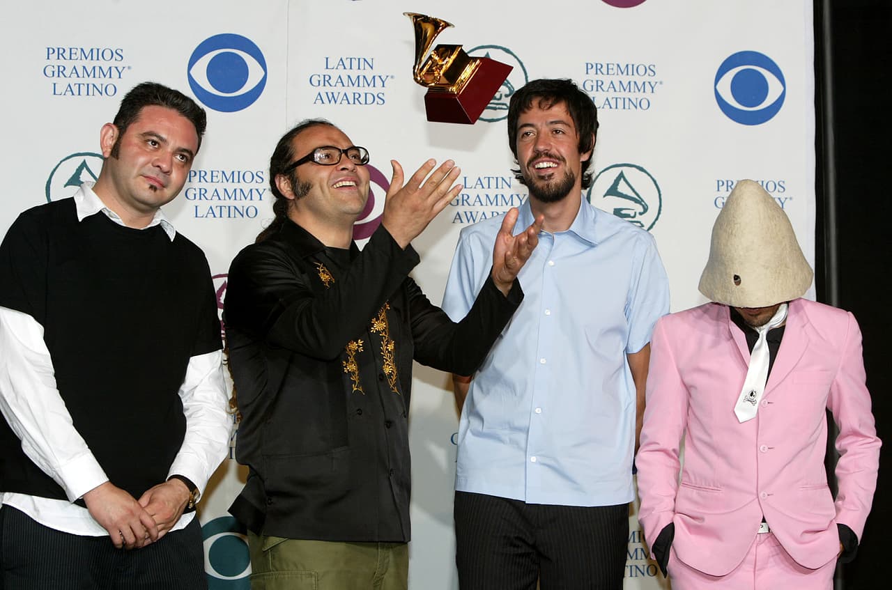 ¡Ey niños con eso no se juega! Los chicos de Cafe Tacvba así celebraron el galardón que les otorgaron en 2004.