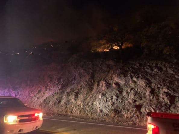Gracias al trabajo de decenas de bomberos el perímetro del incendio fue asegurado, aunque se desconoce cuántos acres de terreno fueron devorados por las llamas.