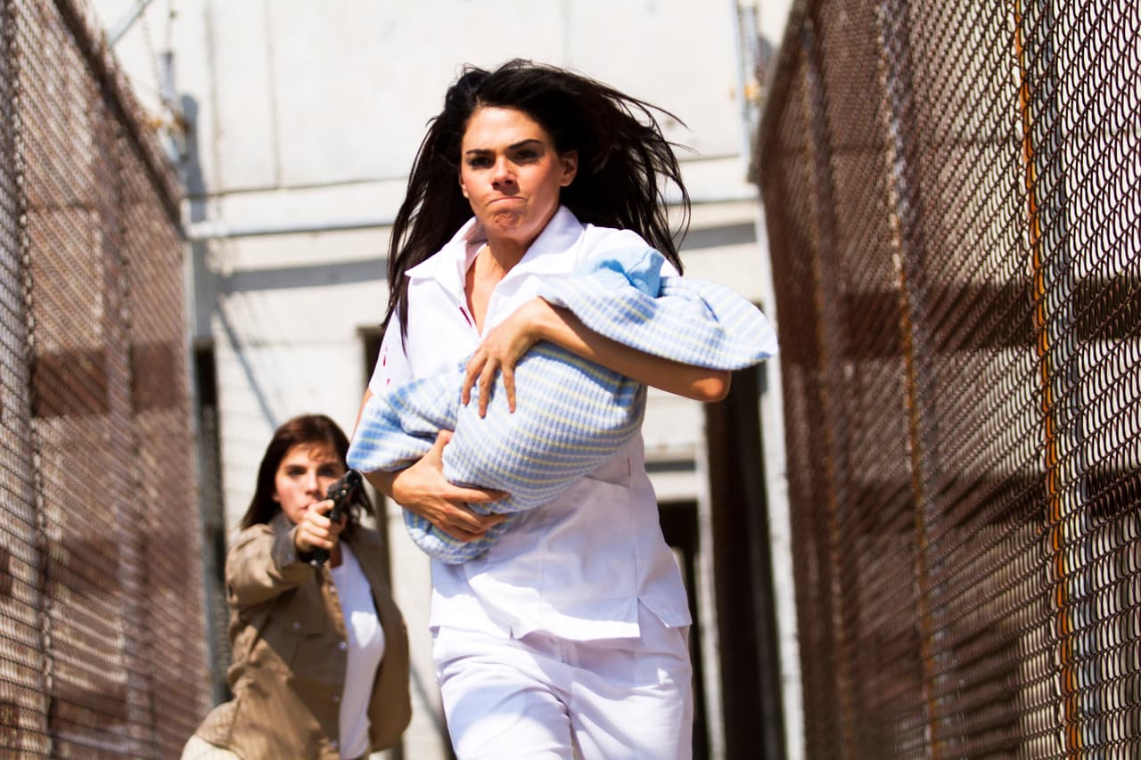 Para su mala suerte, 
<b><a href="http://www.univision.com/series/la-piloto/maria-fernanda-yepes-es-zulima-la-bruja">Zulima</a></b> le seguía los pasos.