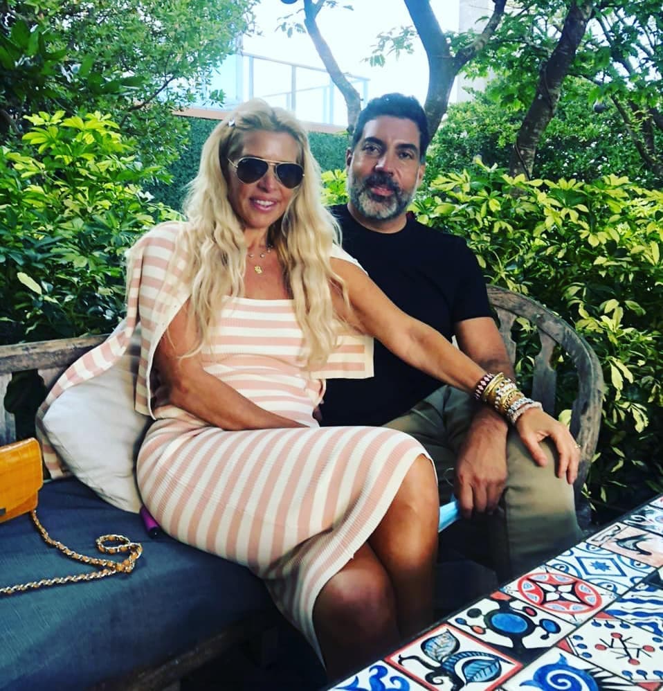 Es hijo de dos importantes empresarios del ámbito restaurantero de México, Cayetano y Estela Moctezuma.
<br>