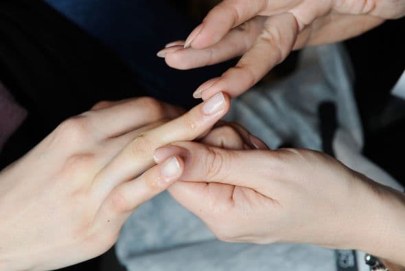 Para poder lucir esta tendencia el cuidado previo de uñas y manos es indispensable.