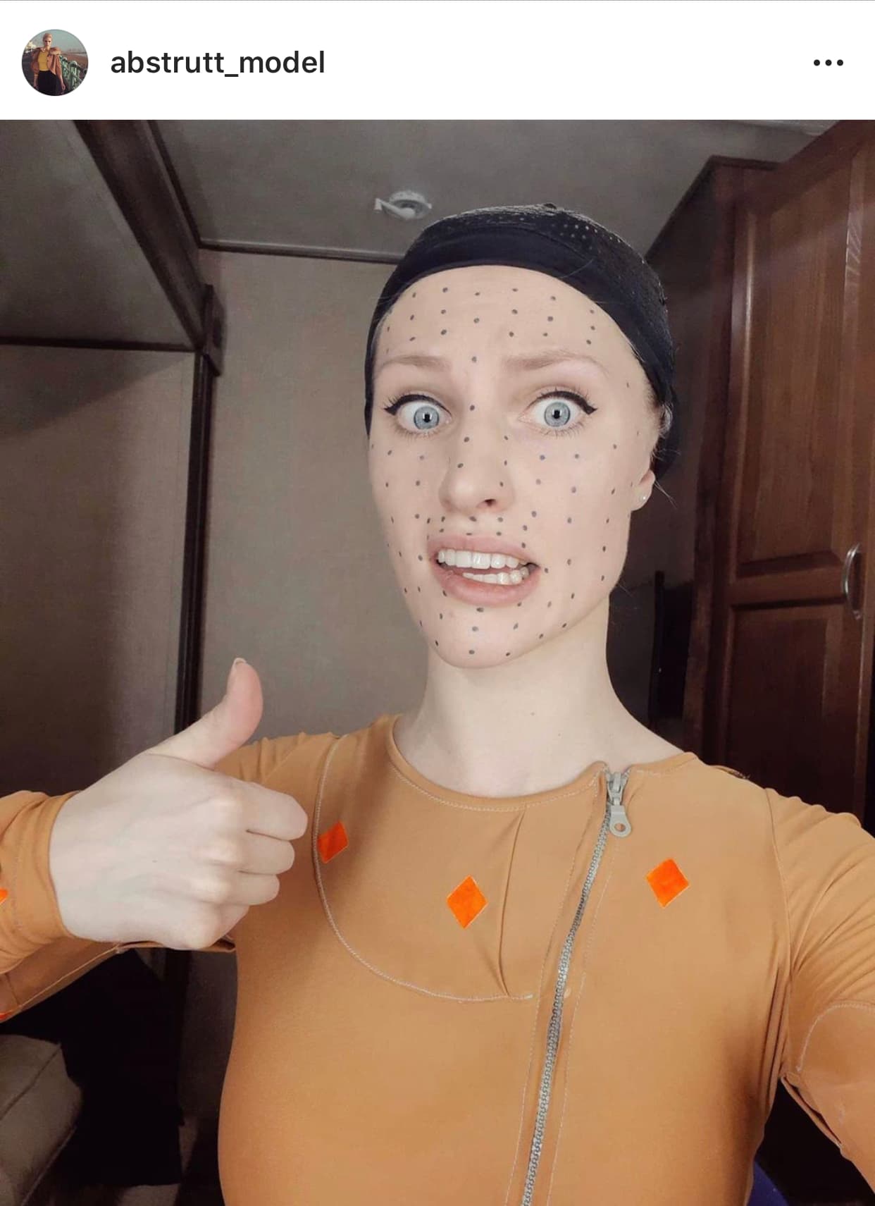 Strutt
<b> <a href="https://www.instagram.com/p/B5XcbB9guQY/">publicó varias fotos</a></b> como esta, en la que se le ve que usar un traje especial para ser la doble de cuerpo de la cantante de 30 años.
<br>