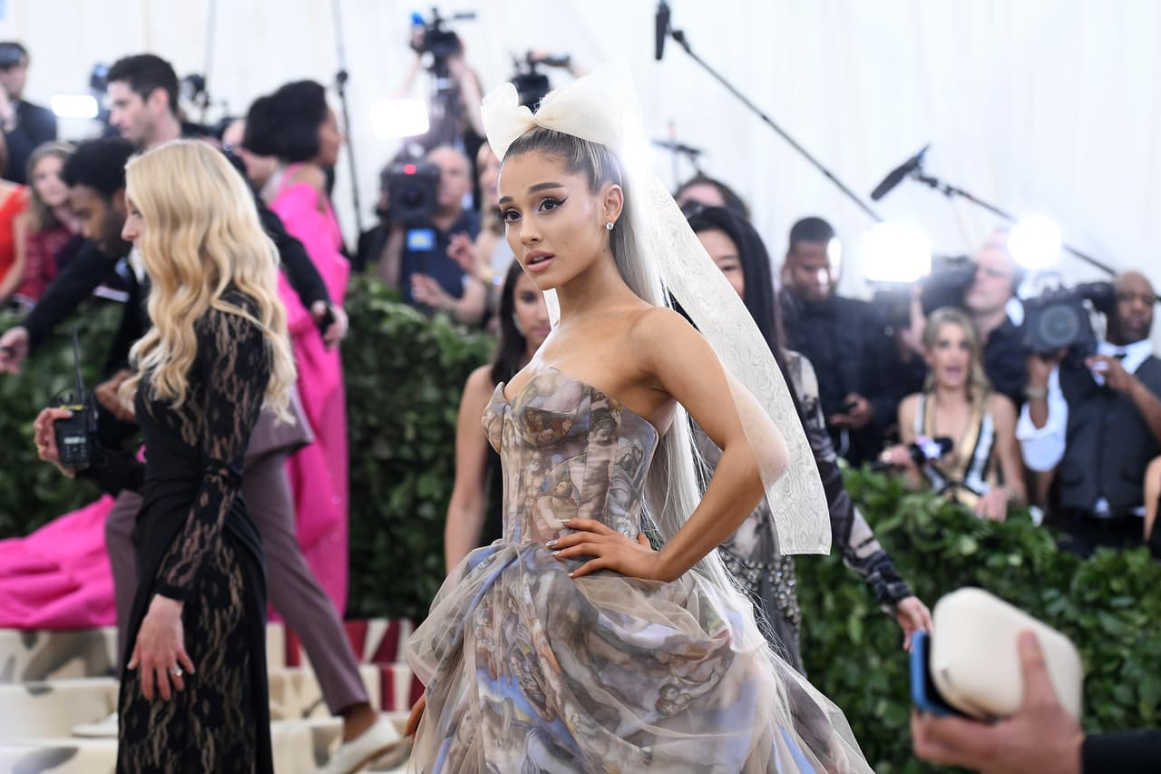 <b>Puesto 3: Ariana Grande, cantante. </b>
<br>
<br>
<b>445.9 millones de seguidores en redes sociales.</b>
<br>
<br>Cumple 29 años el 29 de junio, es la segunda con menos edad en esta lista.
<br>
<br>
<a href="https://www.instagram.com/arianagrande/"><u>Instagram</u></a>: 245 millones de seguidores.
<br>
<br>
<a href="https://twitter.com/ArianaGrande"><u>Twitter</u></a>: 83.3 millones de seguidores.
<br>
<br>
<a href="https://www.youtube.com/channel/UCPNxhDvTcytIdvwXWAm43cA"><u>Youtube</u></a>: 48.6 millones de seguidores.
<br>
<br>
<a href="https://www.facebook.com/arianagrande"><u>Facebook</u></a>: 44 millones de seguidores.
<br>
<br>
<a href="https://www.tiktok.com/@arianagrande?lang=en"><u>Tik Tok</u></a>: 25 millones de followers.