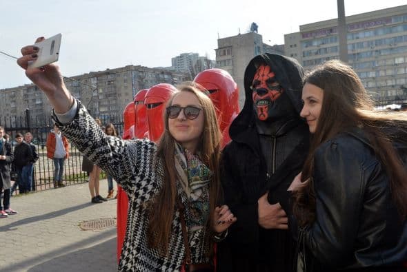 Simpatizates del Partido de Internet se toman selfies con la comitiva que acompaña a Darth Vader.