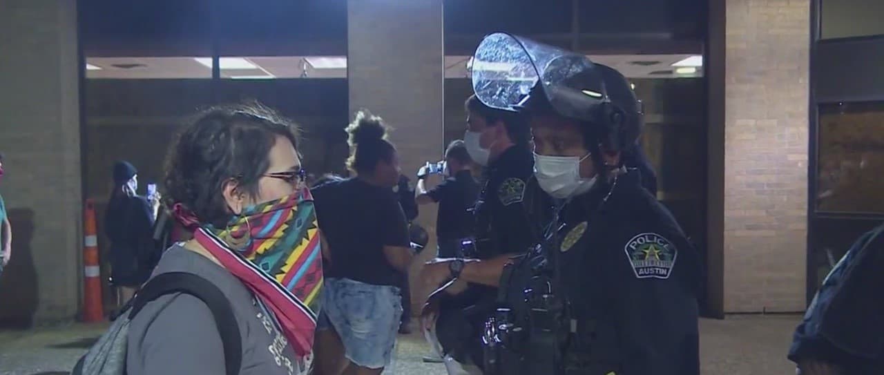 Las manifestaciones surgieron a nivel nacional luego de la muerte de George Floyd, un hombre de raza negra quien murió el 25 de mayo de 2020 cuando un policía de Minneapolis se arrodilló sobre su cuello durante un arresto por más de ocho minutos.