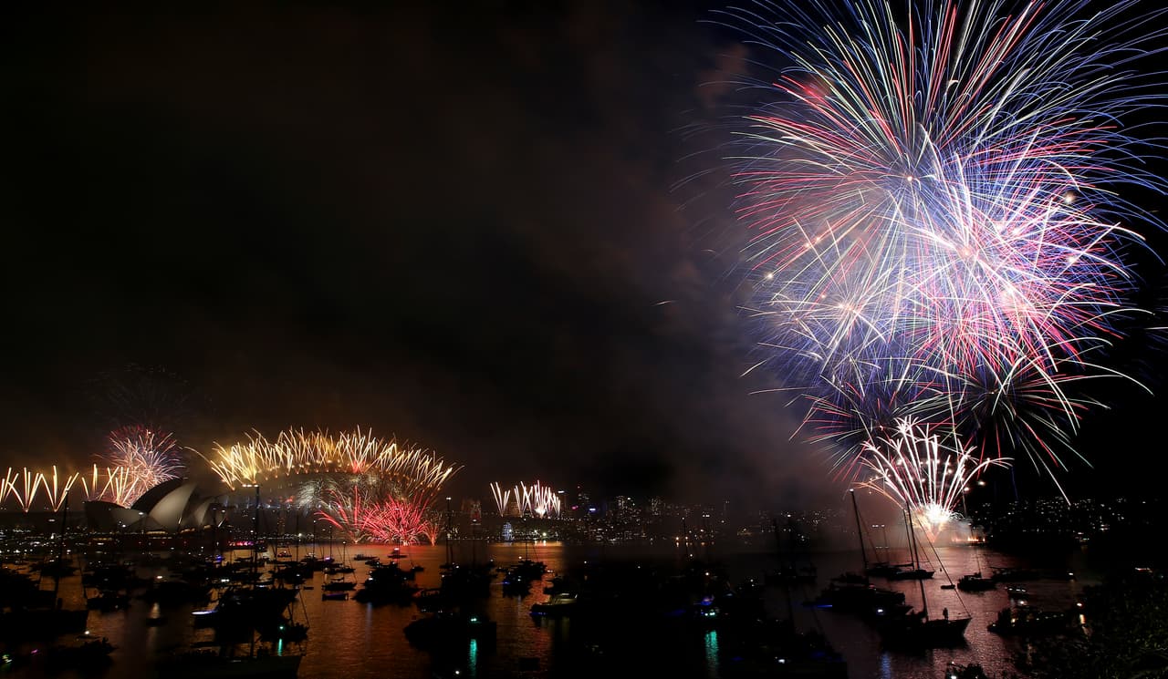 Fuegos artificiales sobre el Opera House y el Harbour Bridge en Sydney, Australia.