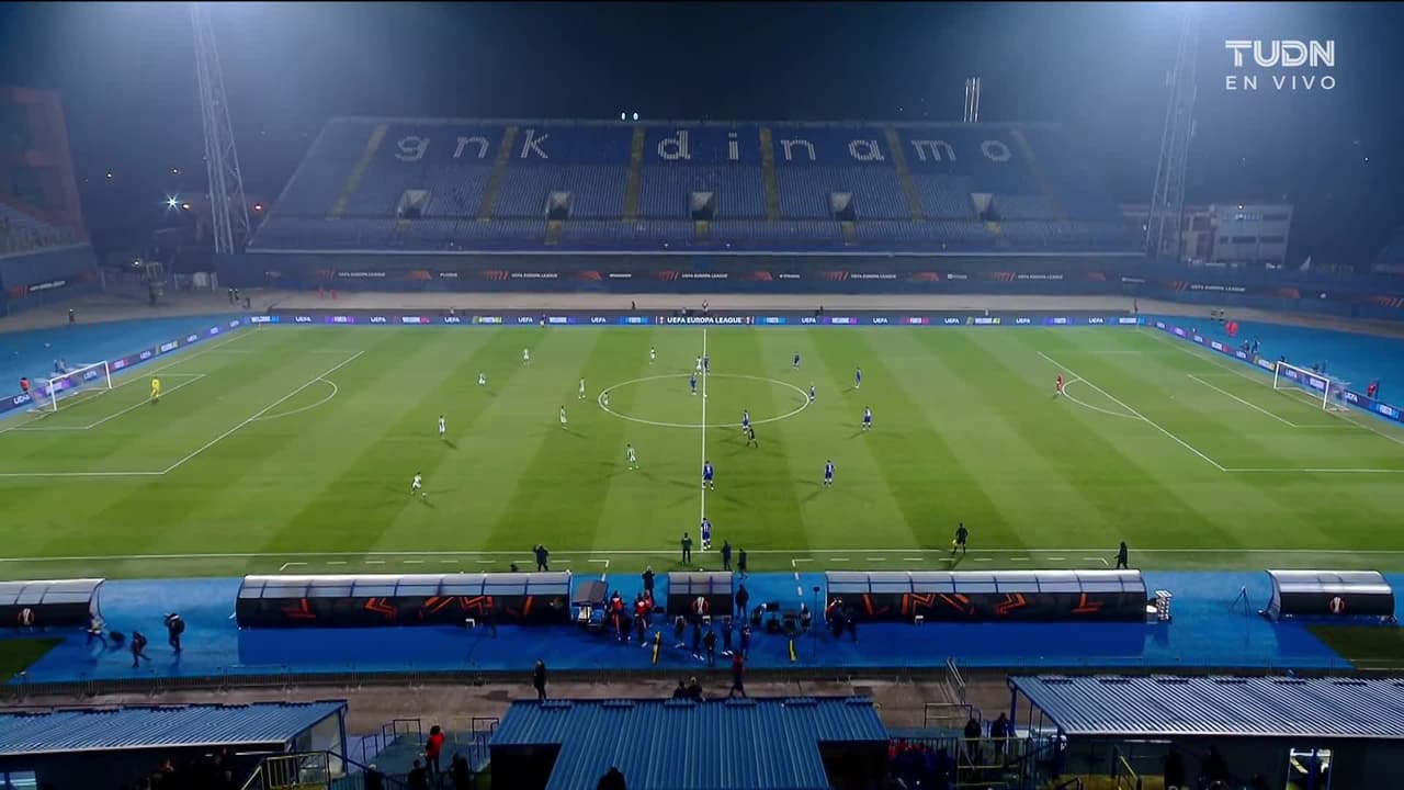 Arranca el partido y la pelota está en juego.
