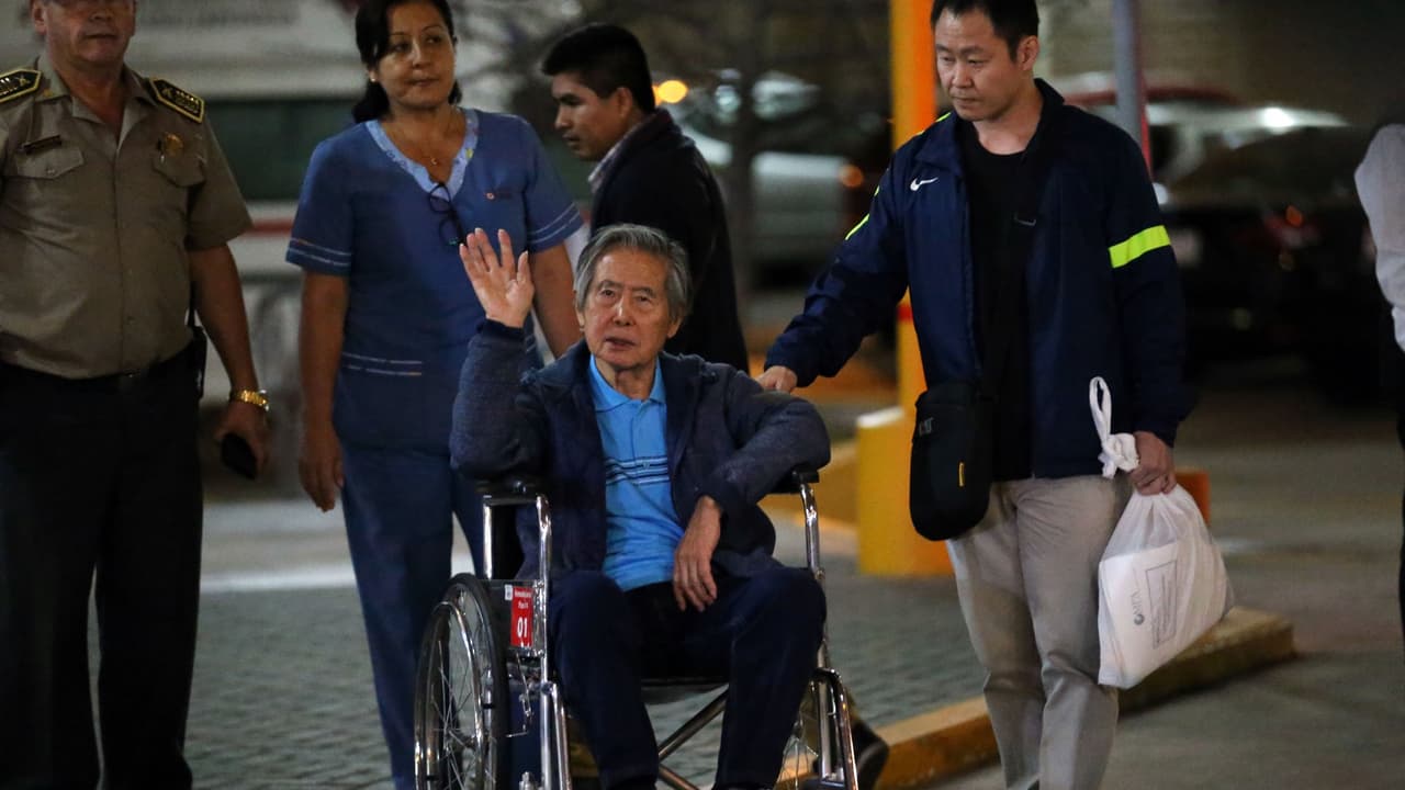 Alberto Fujimori abandona el hospital luego de que el presidente peruano lo indultara en las Navidades
