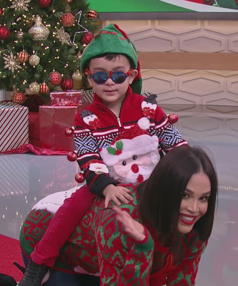 Karla tocó el piso para presumir el 'ugly swater' de ella y el galanazo que la acompañó.