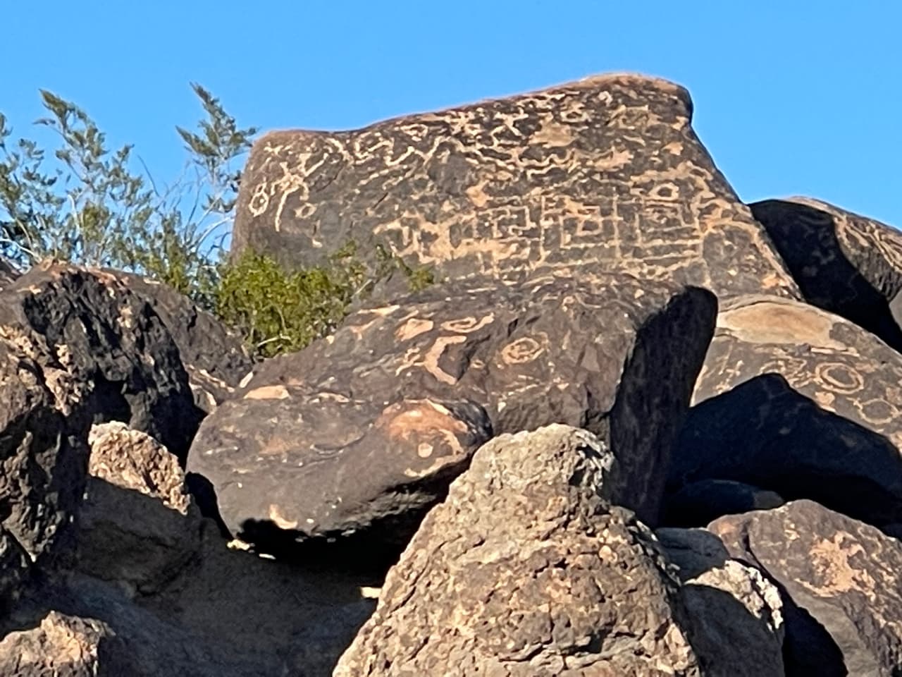 Los 
<b>petroglifos de Painted Rock</b> están en un área recreativa manejada por la 
<a href="https://www.blm.gov/visit/painted-rock-petroglyph-campground" target="_blank">Oficina de Administración de Tierras</a> (BLM), a unas 90 millas al suroeste de Phoenix.