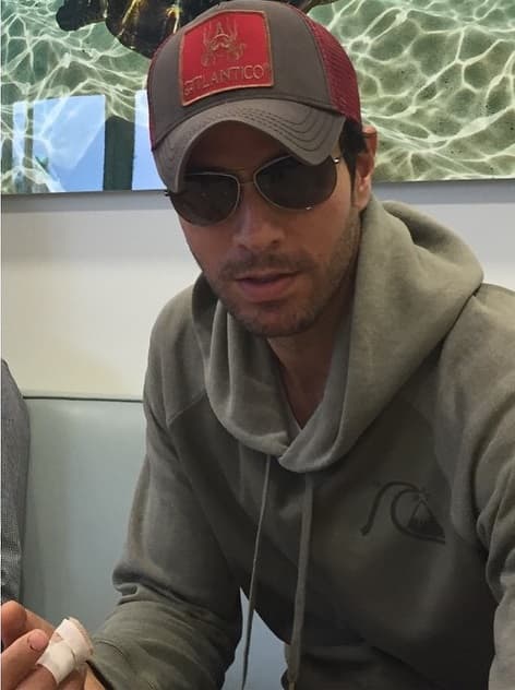 Tras el accidente que sufrió al cortar sus dedos con un dron durante un concierto, Enrique ha dicho que se encuentra mejor y hasta enseñó sus dedos.