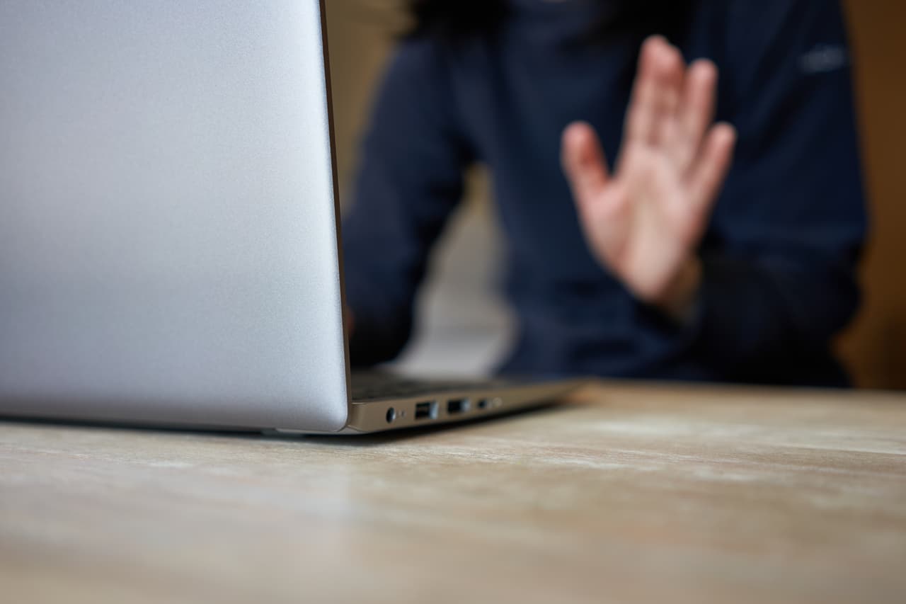 Si normalmente conoces a tus parejas sexuales en línea o te ganas la vida teniendo sexo, considera tomar un descanso de las citas en persona. Citas por video, plataformas de fans por suscripción, "fiestas de Zoom" o salas de chat, pueden ser opciones para ti.