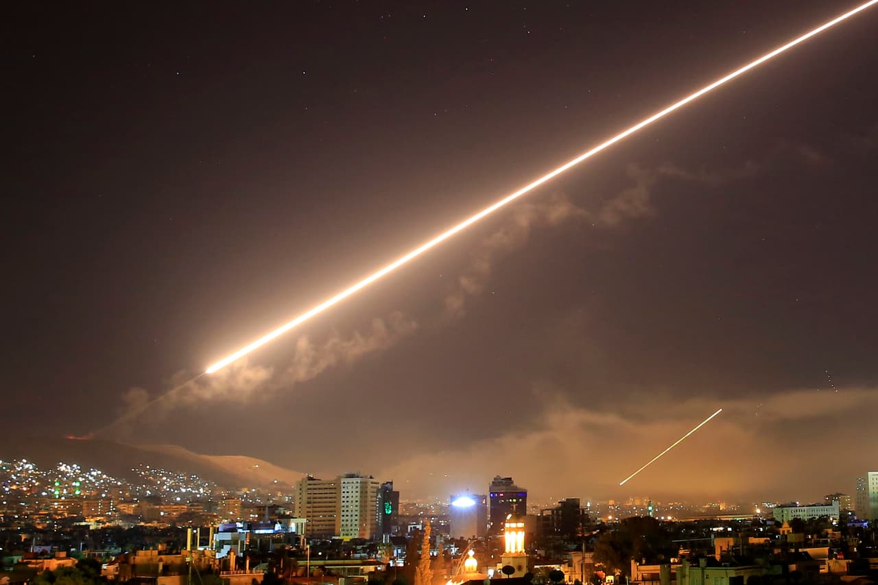 El cielo de Damasco se iluminó con los misiles disparados por la coalición de Estados Unidos, Reino Unido y Francia contra el régimen de Bashar al Asad, en represalia por el ataque químico en el que murieron unas 40 personas, la mayoría civiles.