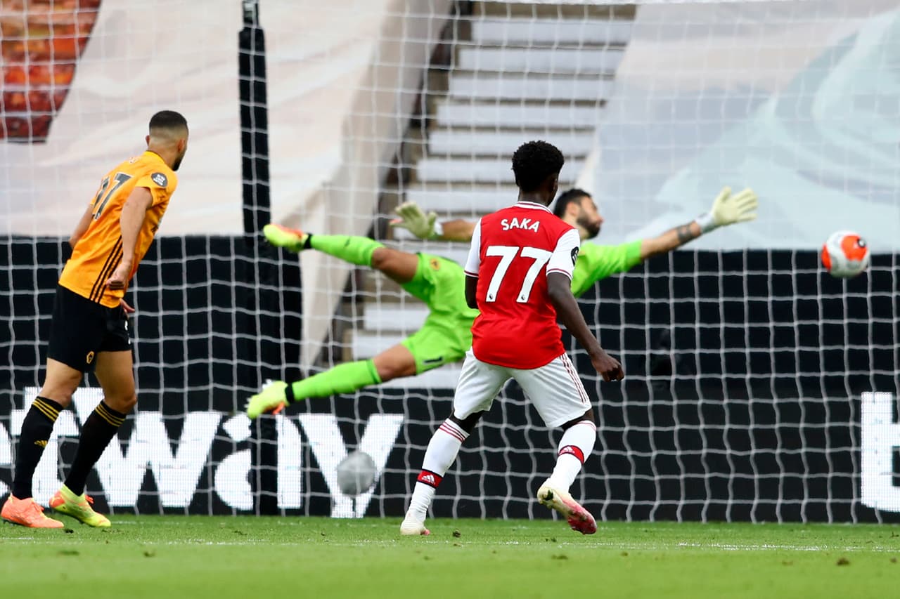 La primera clara del juego fue para Arsenal. Al 37’ Nketiah tocaba la puerta, pero el balón se encontró con el poste y salió del campo.