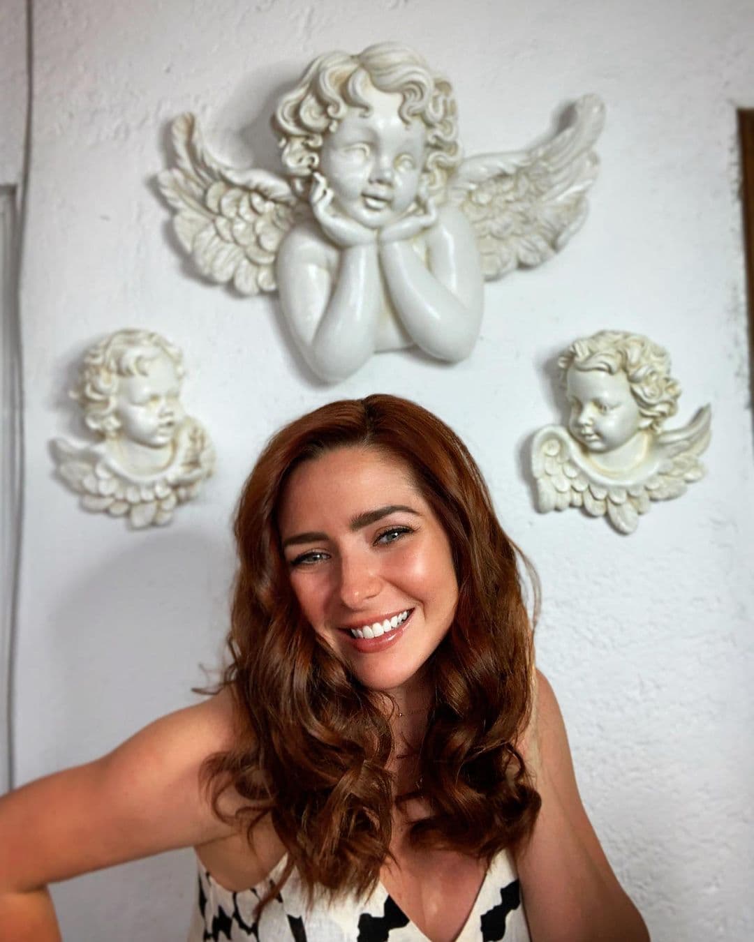 Tras recibir un mensaje en el que se lee: "
<b>Se te vería mejor el pelo negro o rubio</b>", de parte de un seguidor de Instagram, Ariadne respondió: "
<b>Ok, pero no ando haciendo encuestas</b>".